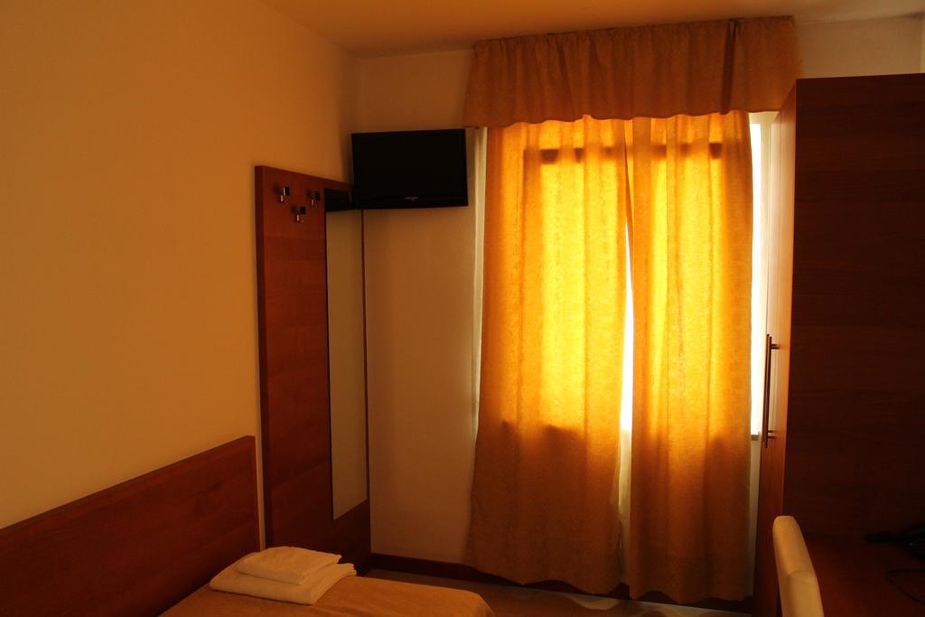 Albergo Riva Reno Di Leggiuno Bilik gambar